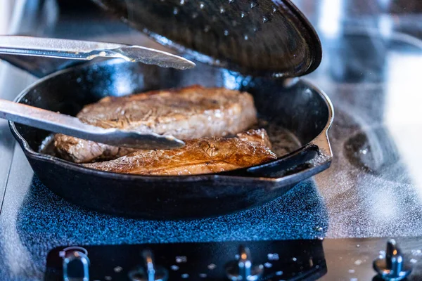 New Yorker Streifensteak Gusseiserner Pfanne Über Dem Elektroherd Braten — Stockfoto