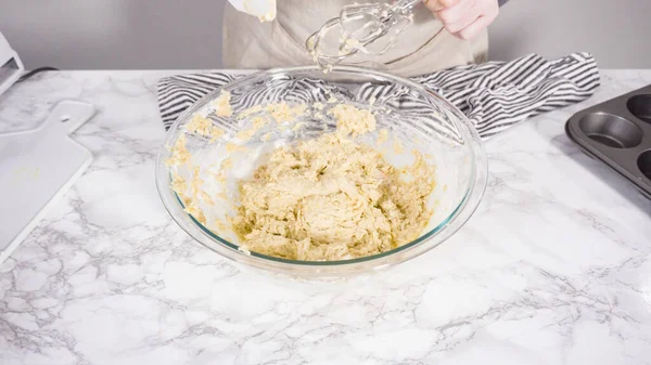 Passo Passo Misturando Ingredientes Uma Tigela Mistura Para Assar Muffins — Fotografia de Stock