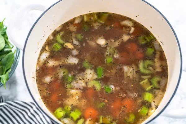 Matlagning Vegetarisk Vit Bönsoppa Gjutjärn Holländsk Ugn — Stockfoto