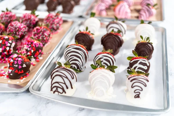 Verschiedene Schokoladen Erdbeeren Auf Pergamentpapier — Stockfoto