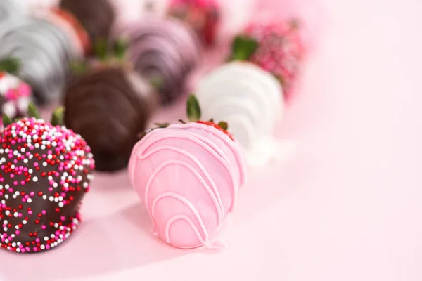 Разнообразие Клубники Шоколадным Соусом Розовом Фоне — стоковое фото