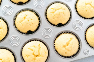 Yeni pişmiş vanilyalı kekleri soğutuyorum..