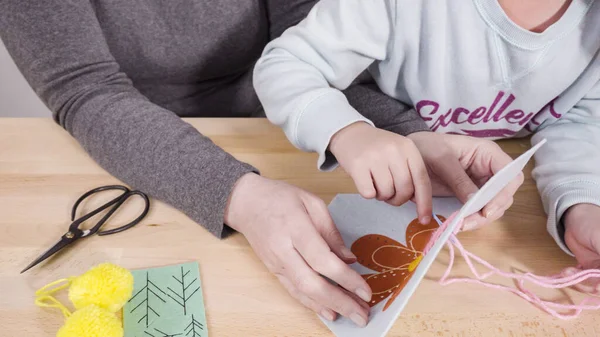 Menina Aprendendo Costurar Com Sua Mãe Mesa Artesanato — Fotografia de Stock