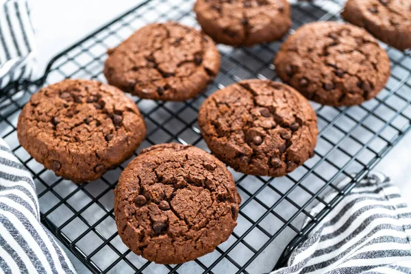 Frisch Gebackene Double Chocolate Chip Cookies Auf Einem Kühlregal — Stockfoto