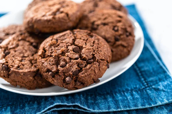 Vers Gebakken Dubbele Chocolade Chip Koekjes Een Witte Plaat — Stockfoto