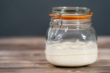 Ekşi mayalı ekmek pişirmek için cam bir mason kavanozunda başlangıç yapıyorum..