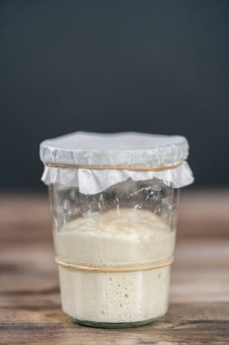 Ekşi mayalı ekmek pişirmek için cam bir mason kavanozunda başlangıç yapıyorum..