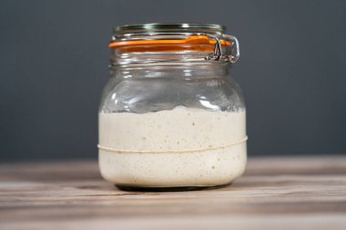 Ekşi mayalı ekmek pişirmek için cam bir mason kavanozunda başlangıç yapıyorum..