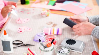 Çocuk kâğıtları. Boş tuvalet kağıdı rulolarından ve inşaat kağıdından kağıt hataları yapmak.