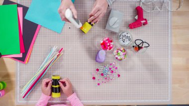 Düz yatıyordu. Çocuk kâğıtları. Boş tuvalet kağıdı rulolarından ve inşaat kağıdından kağıt hataları yapmak.