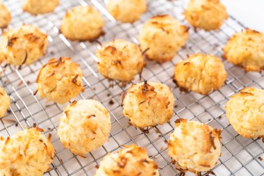 Mutfakta yeni pişmiş hindistan cevizli kurabiyeler kurutuluyor..