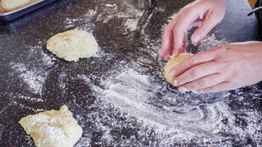 Adım adım. Konut mutfağında ekşi ekmek pişirmek.