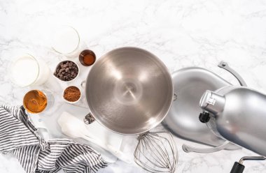 Düz yatıyordu. Ev yapımı çikolatalı dondurma yapmak için mutfak mikserinin malzemelerini karıştırıyorum..