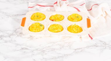 Fırından yeni çıkmış pastırma ve peynirli kek..