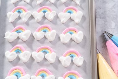 Fırınlanmamış tek boynuzlu at teması parşömen kağıdıyla kaplanmış bir yaprak üzerinde patlar..