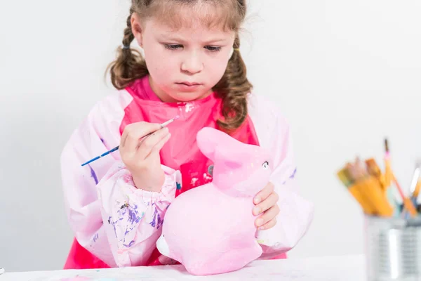 Nauka Domu Podczas Zamknięcia Covid Mała Dziewczynka Malowanie Papieru Mache — Zdjęcie stockowe