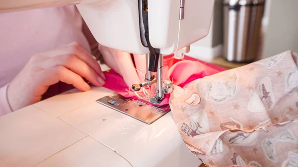 Mascarilla Algodón Coser Con Una Máquina Coser Para Brote Coronavirus —  Fotos de Stock