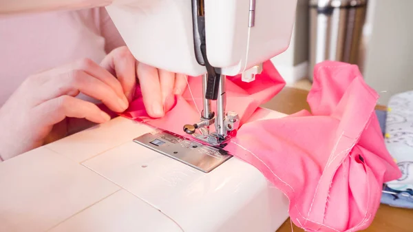 Mascarilla Algodón Coser Con Una Máquina Coser Para Brote Coronavirus —  Fotos de Stock