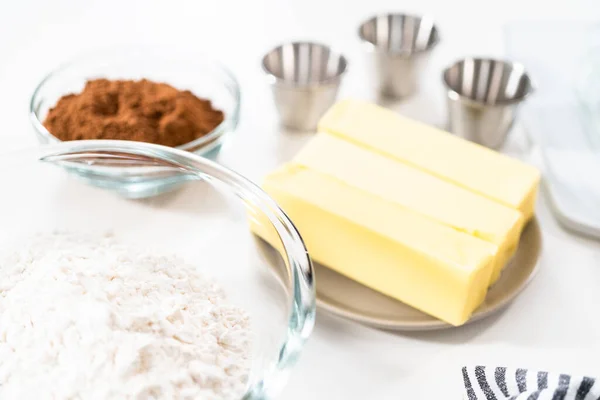 Zutaten Rührschüsseln Auf Der Theke Zum Backen Von Schokokeksen — Stockfoto