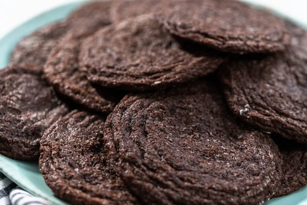 蓝盘上新烤的巧克力饼干 — 图库照片