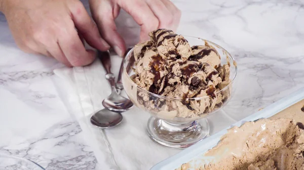 Helado Chocolate Casero Adornado Con Chocolate Tazón Helado Vidrio —  Fotos de Stock