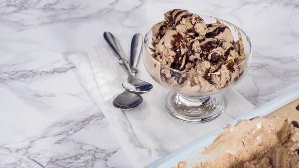 Домашнє Шоколадне Морозиво Прикрашене Шоколадом Скляній Мисці Морозивом — стокове фото
