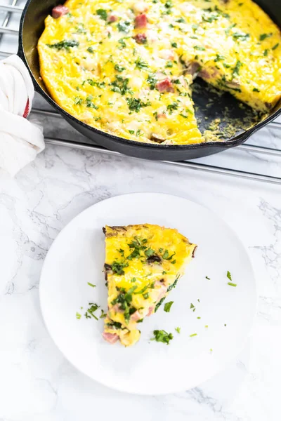 Rebanada Espinacas Jamón Frittata Plato Blanco —  Fotos de Stock