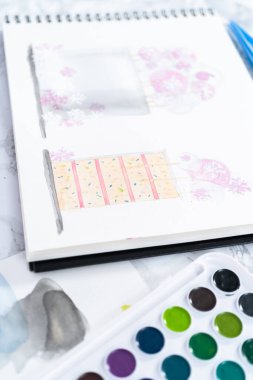 Baker küçük bir kızın doğum günü partisi için doğum günü pastası tasarlıyor..