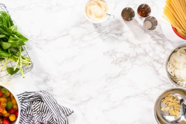 Düz yatıyordu. Vejetaryen makarnası hazırlamak için gerekli malzemeler..