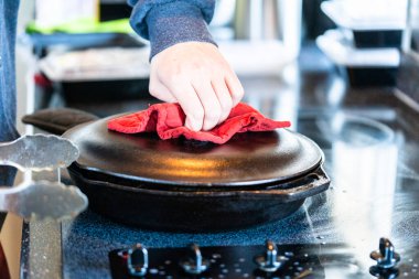 Elektrikli fırının üstünde kızgın demir tavayla New York bifteği kızartıyorum..