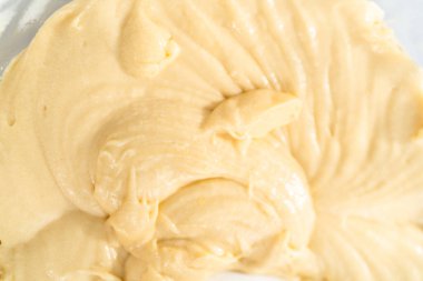 Mardi Gras vanilyalı kek pişirmek için kasede vanilyalı kek hamuru..