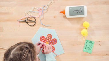 Küçük kız dikiş setiyle dikiş dikmeyi öğreniyor..