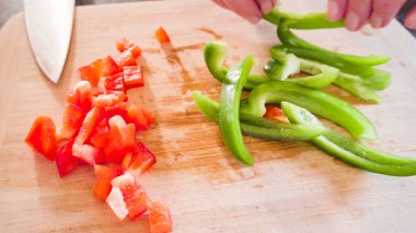 Un tortilla içinde taze sebze, yumurta ve pastırma ile kahvaltıda burrito pişirmek..