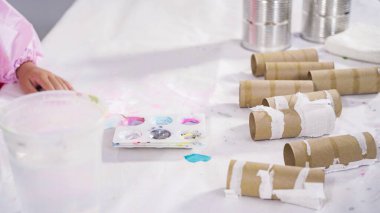 Çocuk kâğıtları. Kağıt hataları yaratmak için boş tuvalet kağıtlarını akrilik boyayla boyamak..