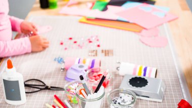 Çocuk kâğıtları. Boş tuvalet kağıdı rulolarından ve inşaat kağıdından kağıt hataları yapmak.