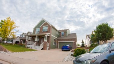 Denver, Colorado, ABD-19 Temmuz 2020 - Bir yaz sabahı tipik banliyö manzarası.