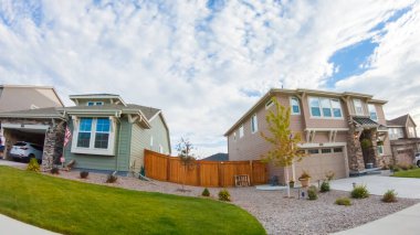 Denver, Colorado, ABD-19 Temmuz 2020 - Bir yaz sabahı tipik banliyö manzarası.