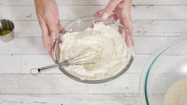 Çok amaçlı undan ev yapımı pizza hamuru hazırlıyorum..