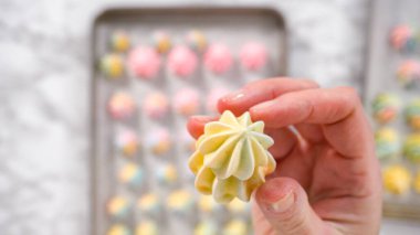 Adım adım. Düz yatıyordu. Taze pişmiş tek boynuzlu at meringue kurabiyeleri ve bir parşömen kâğıdı..