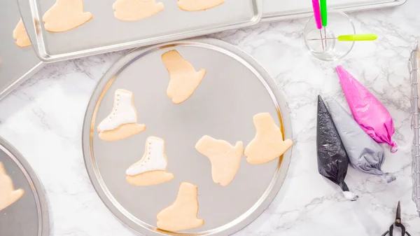 平置きだ 白い色のロイヤルアイシングとアイススケート形の砂糖クッキーを飾る — ストック写真