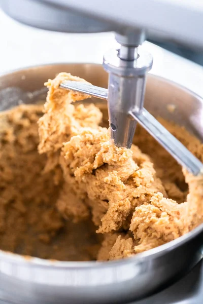 Змішування Інгредієнтів Стоячому Кухонному Мікшері Печива Арахісовим Маслом — стокове фото