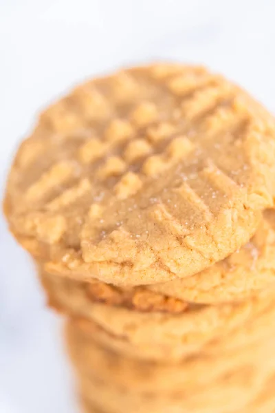 Stapel Von Hausgemachten Frisch Gebackenen Erdnussbutter Keksen — Stockfoto