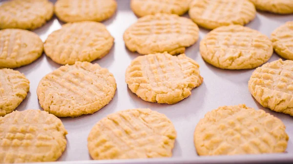 Passo Dopo Passo Biscotti Burro Arachidi Appena Sfornati Sulla Teglia — Foto Stock