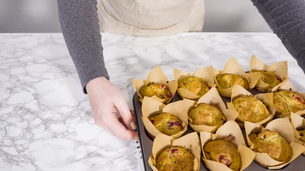 Krok Krokem Chlazení Čerstvě Upečených Brusinkových Muffinů — Stock fotografie