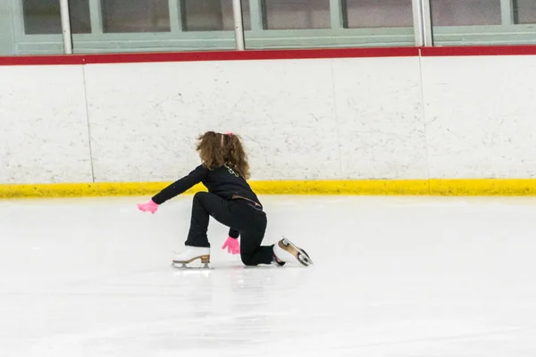 Ragazzina Pratica Pattinaggio Artistico Muove Sulla Pista Pattinaggio Coperta — Foto Stock