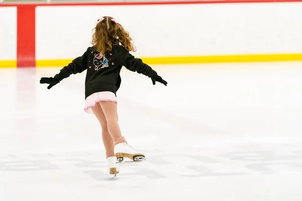 Klein Meisje Oefenen Kunstschaatsen Een Indoor Schaatsbaan — Stockfoto