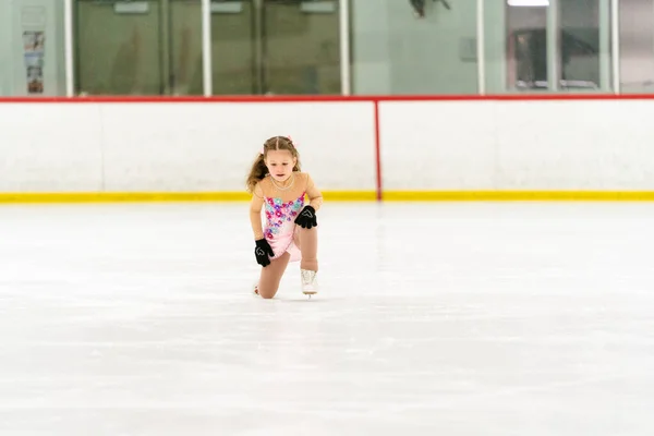 Niña Practicando Patinaje Artístico Una Pista Patinaje Sobre Hielo —  Fotos de Stock