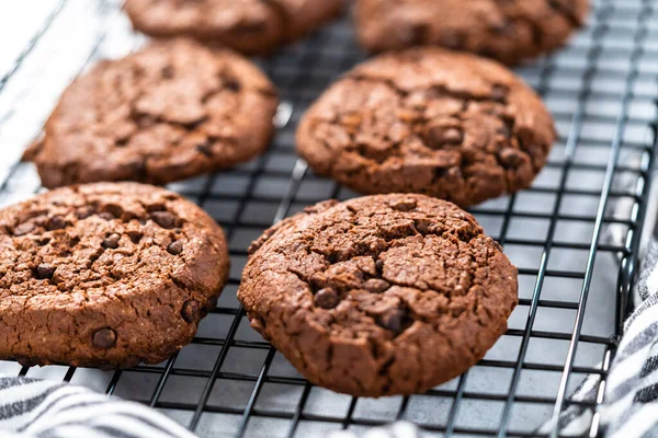 Freshly Baked Double Chocolate Chip Cookies Cooling Rack — Stock Photo, Image