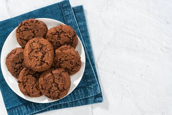 Flat Lay Freshly Baked Double Chocolate Chip Cookies White Plate — Stock Photo, Image