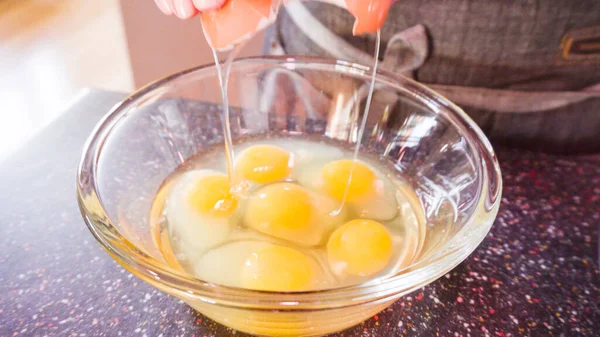 Un tortilla içinde taze sebze, yumurta ve pastırma ile kahvaltıda burrito pişirmek..